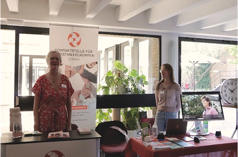 Beitragsbild mit Infostand der Kontaktstelle für Selbsthilfegruppen zum Gießener Selbsthilfe-Tag 2023: Rückblick