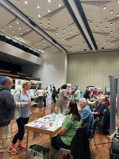 Infostände auf dem Gießener Selbsthilfe-Tag 2025 in der Kongresshalle in Gießen