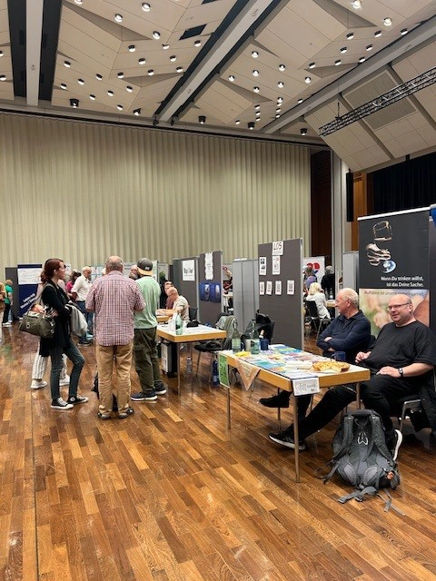 Infostände auf dem Gießener Selbsthilfe-Tag 2025 in der Kongresshalle in Gießen