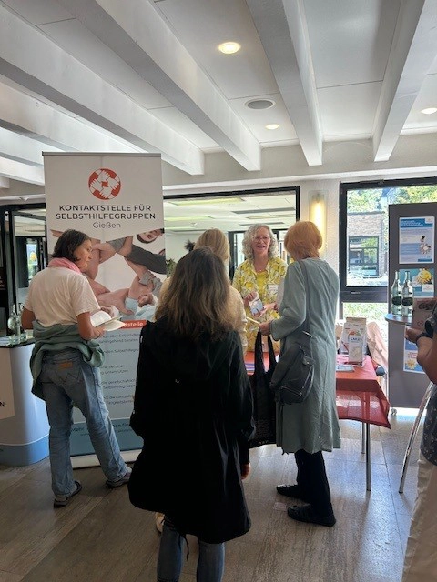 Infostand der Kontaktstelle für Selbsthilfegruppen in Gießen auf dem Selbsthilfe-Tag 2025 in der Kongresshalle in Gießen